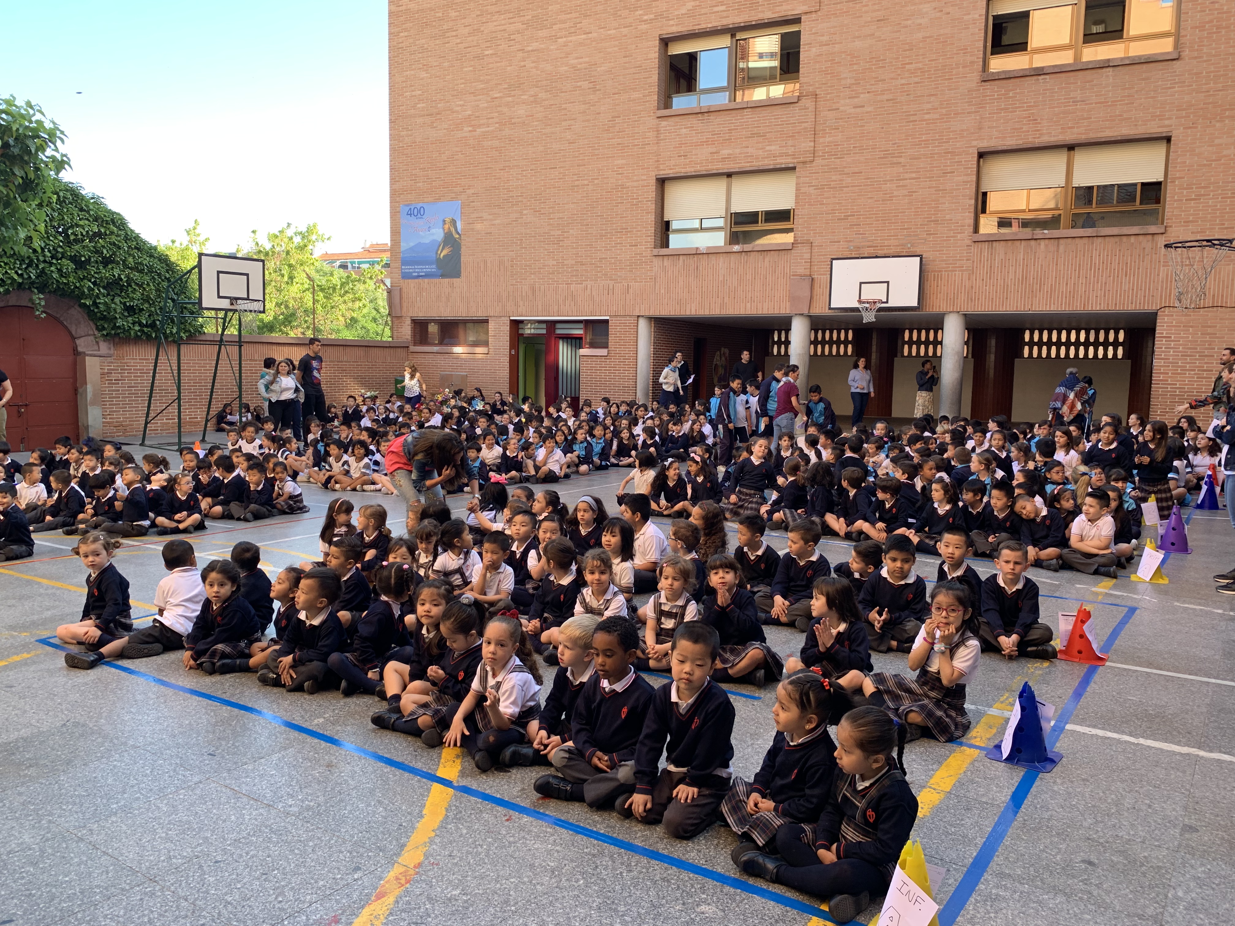 Ofrenda floral a la Virgen María del colegio de Usera